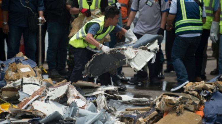 Accident d'avion en Indonésie: les plongeurs continuent de repêcher des débris