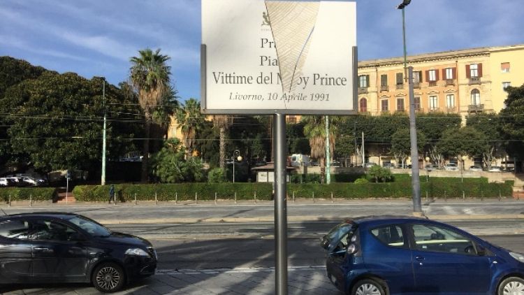 Moby Prince: sfregiata targa a Cagliari