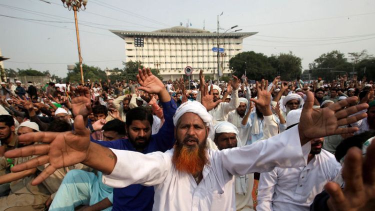 Pakistani Islamists to call off protests over Christian woman