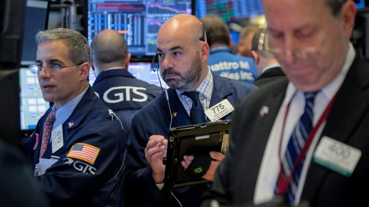 الأسهم الأمريكية تغلق منخفضة متأثرة بتوقعات مخيبة للآمال من أبل