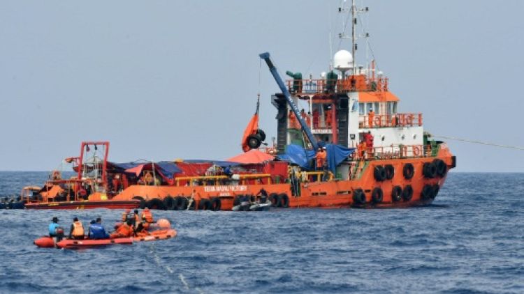 Accident d'avion en Indonésie: un plongeur meurt en tentant de récupérer des corps