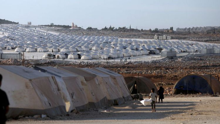 مصدر: شاحنات إغاثة تابعة للأمم المتحدة تصل مخيم الركبان في سوريا