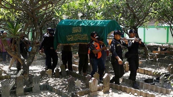 وفاة غواص إندونيسي في موقع البحث عن حطام طائرة سقطت في البحر وفاة غواص إندونيسي في موقع البحث عن حطام طائرة سقطت في البحر