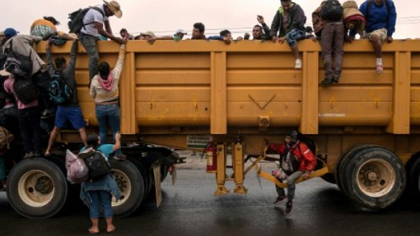 Les migrants se dirigent vers la localité de Isla, le 3 novembre 2018 Les migrants se dirigent vers la localité de Isla, le 3 novembre 2018