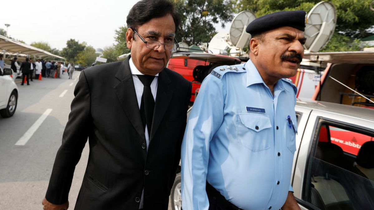 محامي باكستانية برأتها المحكمة من التجديف يفر للخارج خوفا من "الغوغاء الغاضبين"