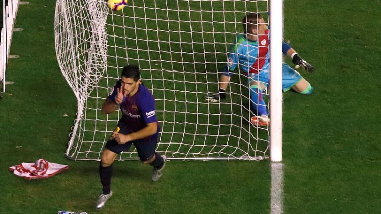 Suarez strikes late as Barca snatch victory at Rayo