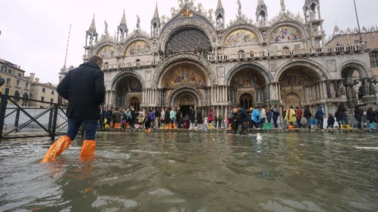 Maltempo: Venezia, acqua alta a 105 cm