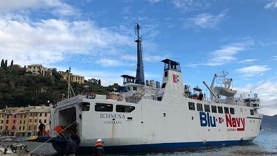 Traghetto porta gas a Portofino isolata