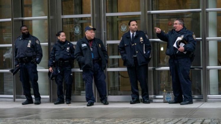 Des policiers devant le tribunal de Brooklyn le 5 novembre 2018