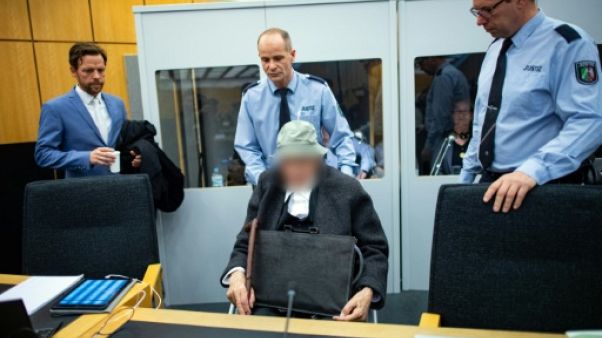 Allemagne: jugé, un ancien garde de camp nazi pleure face aux victimes Allemagne: jugé, un ancien garde de camp nazi pleure face aux victimes
