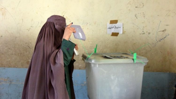 Une Afghane vote le 27 octobre 2018 à Kandahar