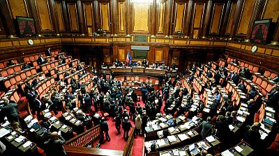 الحكومة الإيطالية تفوز في اقتراع على الثقة وسط توترات داخل الائتلاف الحاكم
