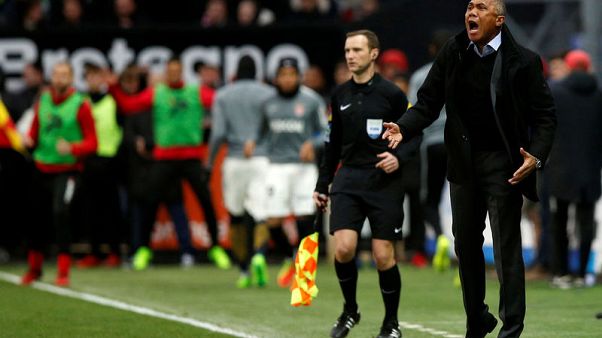 جانجون يقيل مدربه كومبواريه عقب مسيرة سيئة في الدوري الفرنسي جانجون يقيل مدربه كومبواريه عقب مسيرة سيئة في الدوري الفرنسي