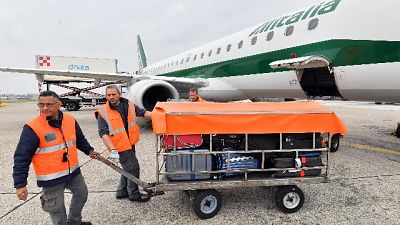 Furgone urta l'ala di un aereo a Linate Furgone urta l'ala di un aereo a Linate