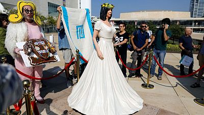 نحات إسرائيلي ينصب تمثالا ساخرا لوزيرة الثقافة في ساحة بتل أبيب