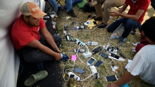 Le téléphone, précieux outil pour les migrants de la caravane Le téléphone, précieux outil pour les migrants de la caravane