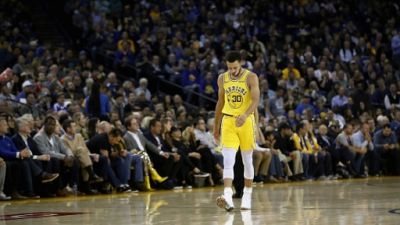 NBA: Milwaukee corrige Golden State, Curry sort sur blessure