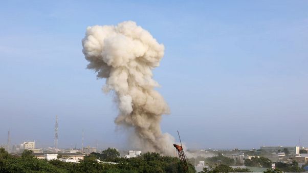 17 قتيلا على الأقل في هجمات انتحارية على فندق بمقديشو 17 قتيلا على الأقل في هجمات انتحارية على فندق بمقديشو