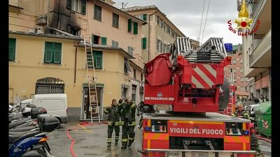 Incendio in edificio a Roma, feriti
