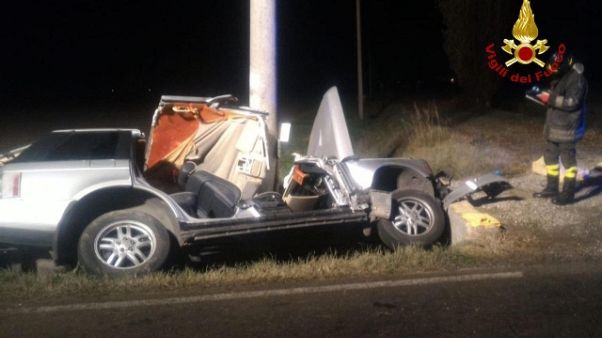 Fuggono da Cc poi si schiantano, 2 morti Fuggono da Cc poi si schiantano, 2 morti