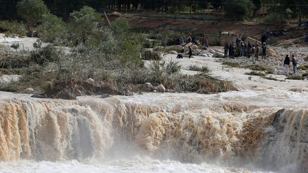الحكومة: أمطار غزيرة وسيول تقتل 12 شخصا في الأردن الحكومة: أمطار غزيرة وسيول تقتل 12 شخصا في الأردن