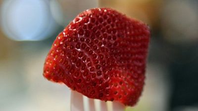 Mystère des fraises piégées: une femme inculpée en Australie