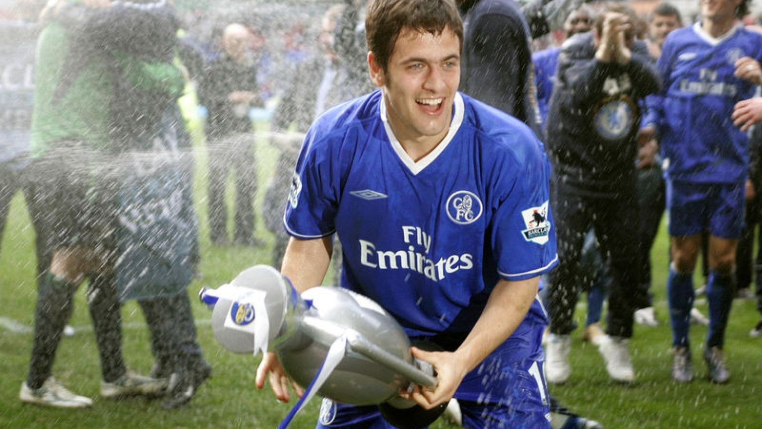 Former England and Chelsea midfielder Joe Cole retires