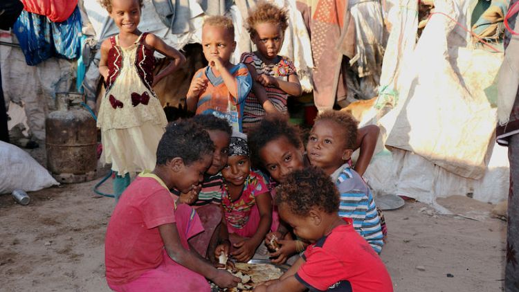 الأسر اليمنية تتزود بالطعام في الحديدة خلال فترة هدوء في القتال