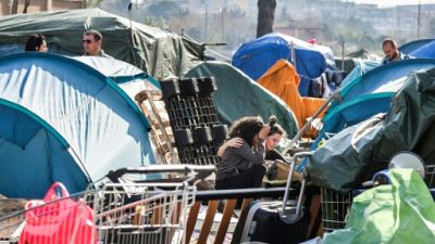 Évacuation d'un campement de migrants emblématique à Rome