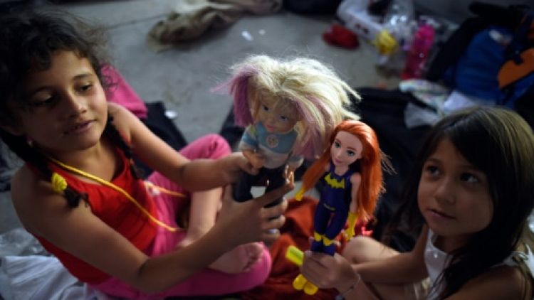 Pour les enfants de la caravane de migrants, les jouets pour s'évader