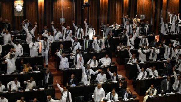 Des membres du Parlement sri-lankais à Colombo, le 14 novembre 2018 Des membres du Parlement sri-lankais à Colombo, le 14 novembre 2018