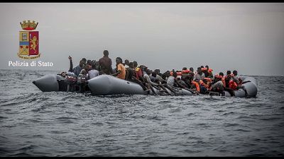 Migranti: naufragio gommone, un morto