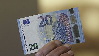 اليورو والاسترليني يرتفعان مع تلقي ماي دعما لاتفاق الانفصال
