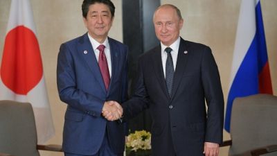 A Singapour, Poutine et Abe parlent d'un traité de paix