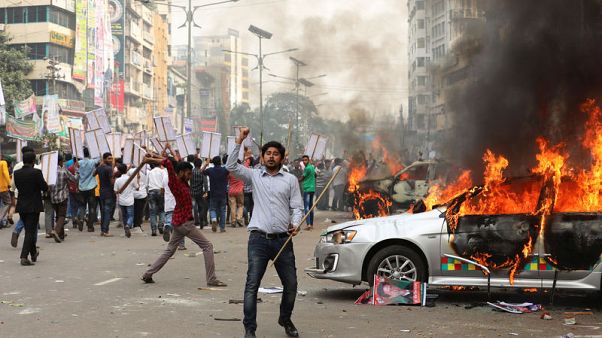 شرطة بنجلادش تطلق الرصاص المطاطي والغاز المسيل للدموع لتفريق احتجاج للمعارضة شرطة بنجلادش تطلق الرصاص المطاطي والغاز المسيل للدموع لتفريق احتجاج للمعارضة