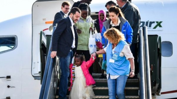 Salvini accueille des réfugiés en personne car l'Italie reste "généreuse" Salvini accueille des réfugiés en personne car l'Italie reste "généreuse"