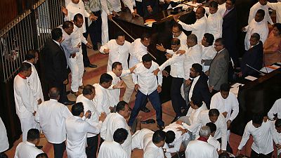 سريلانكا تتجه إلى جمود سياسي وسط فوضى برلمانية