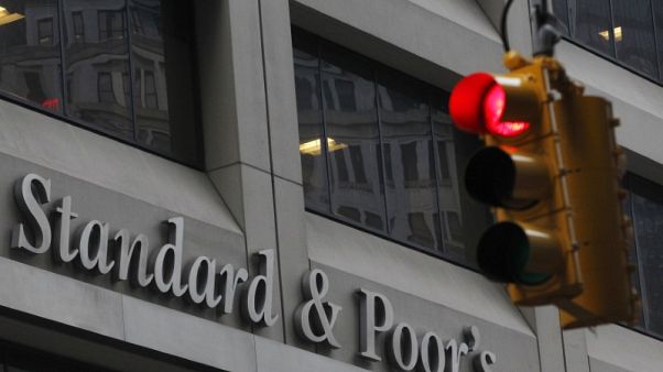 ستاندرد آند بورز تحذر من أنها قد تخفض تصنيفها الائتماني للمملكة المتحدة ستاندرد آند بورز تحذر من أنها قد تخفض تصنيفها الائتماني للمملكة المتحدة