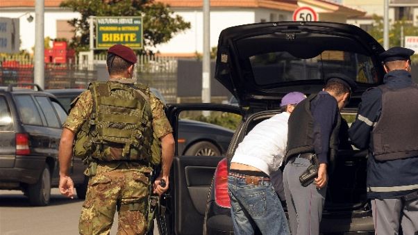 Arrestati 4 parà, volevano soldi autisti Arrestati 4 parà, volevano soldi autisti