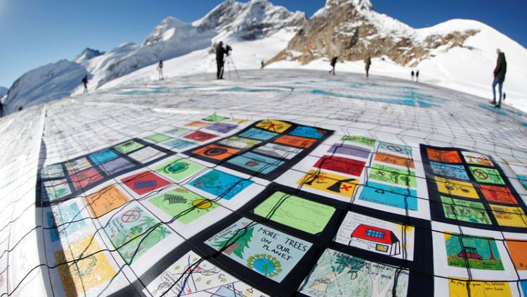 بطاقة بريدية ضخمة على أكبر جبل جليدي بغرب أوروبا للترويج لمكافحة تغير المناخ