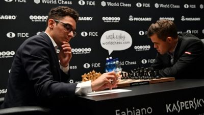 Echecs: Carlsen et Caruana à égalité à mi-parcours du championnat du monde