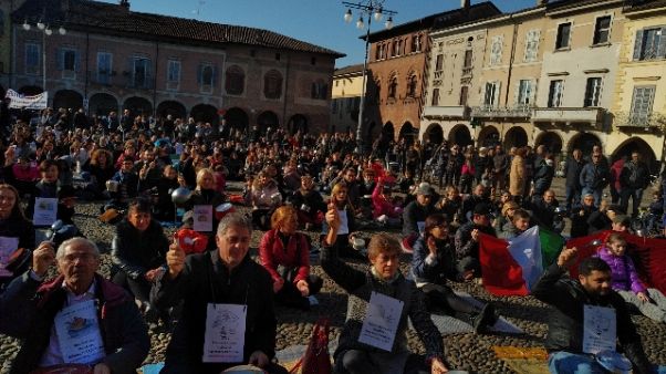 Lodi: caso mense, flash-mob protesta Lodi: caso mense, flash-mob protesta