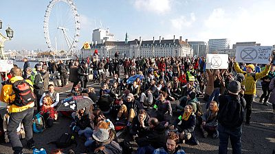 احتجاج بيئي يؤدي لإغلاق جسور بلندن واعتقال 70 شخصا