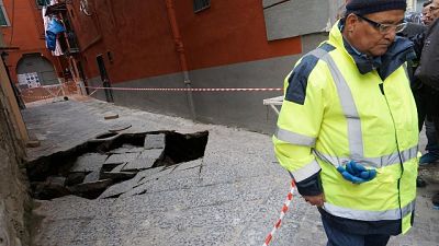 Voragine a Napoli,sgomberate 40 famiglie Voragine a Napoli,sgomberate 40 famiglie