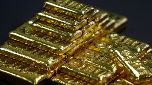 الذهب يرتفع مع تراجع الدولار بفعل الضبابية بشأن الفائدة الأمريكية الذهب يرتفع مع تراجع الدولار بفعل الضبابية بشأن الفائدة الأمريكية