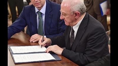 Rifiuti: De Luca, campagna propaganda Rifiuti: De Luca, campagna propaganda