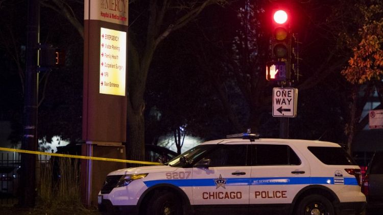 مقتل 4 بينهم مسلح أطلق النار خارج مستشفى في شيكاجو