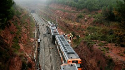 Un train déraille près de Barcelone: un mort et 49 blessés