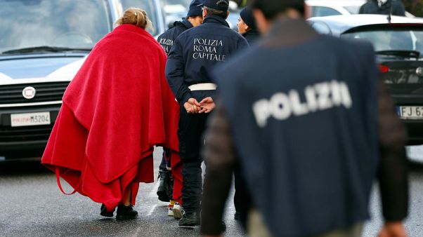 إيطاليا: قوة معززة ب 600 شرطي تصادر فيلات تابعة للمافيا في العاصمة روما إيطاليا: قوة معززة ب 600 شرطي تصادر فيلات تابعة للمافيا في العاصمة روما