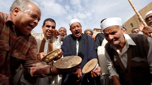 حشود الصوفيين في ليبيا تحتفل بمولد النبي محمد رغم المخاوف الأمنية حشود الصوفيين في ليبيا تحتفل بمولد النبي محمد رغم المخاوف الأمنية